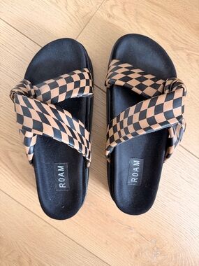 ROAM Black and Tan Checkerboard Crossover Slide Sandals